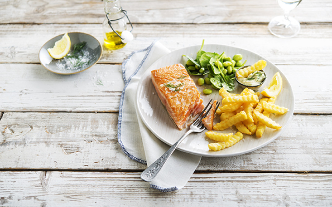 Super crispy crinkle fries con salmón, guisantes y espinacas