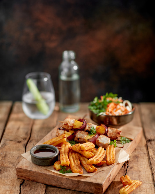 Seasoned surf fries con guisantes de pollo