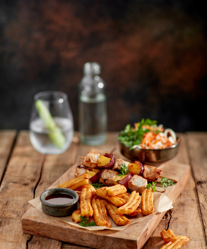 Seasoned surf fries avec des ragoûts de poulet