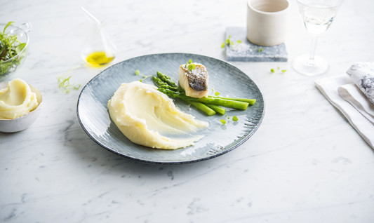 Mashed potatoes with asparagus and cod