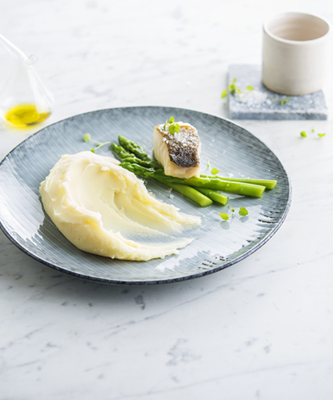 Mashed potatoes with asparagus and cod