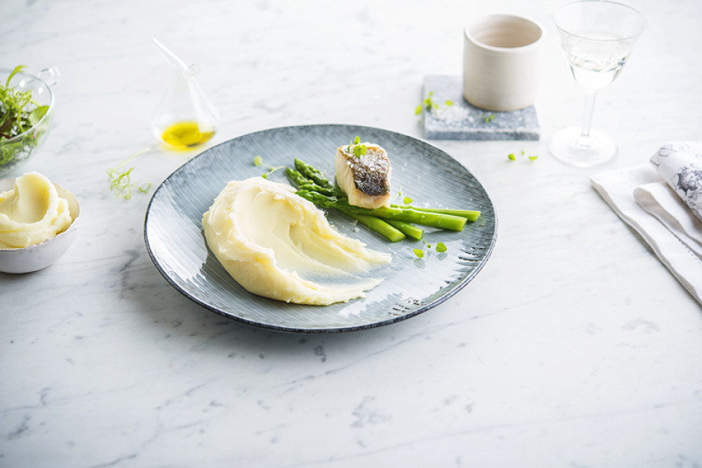 Mashed potatoes with asparagus and cod