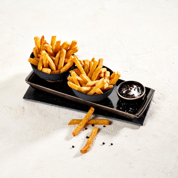 Crujiente straight cut fries con pimienta negra and seasalt