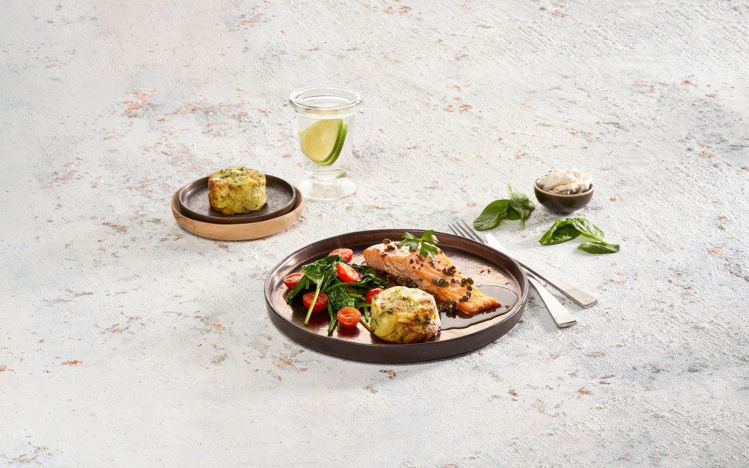 papa gratinado with spinach and ricotta cheese con salmón y salsa de alcaparras