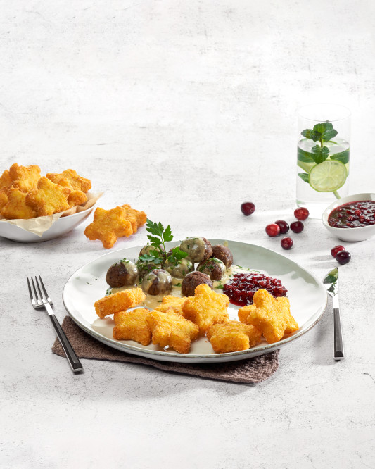 Hash brown stars with vegetarian swedish meatballs, cream sauce and cranberry jam