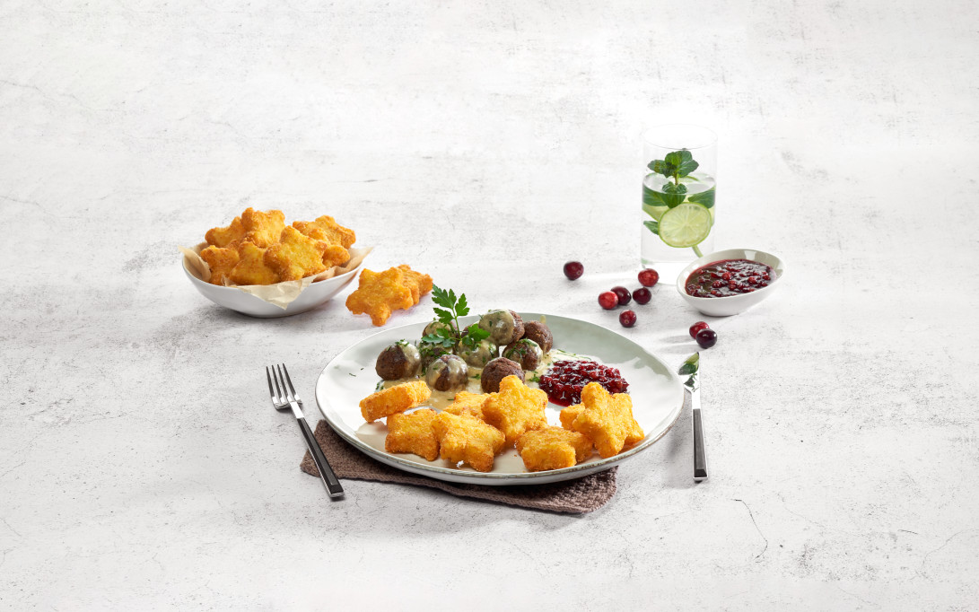 Estrellas de hash brown con albóndigas suecas vegetarianas, salsa de nata y mermelada de arándanos