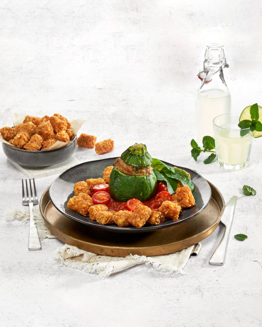 Mini hash brown with chili con mini calabacines rellenos de carne picada y salsa de tomate