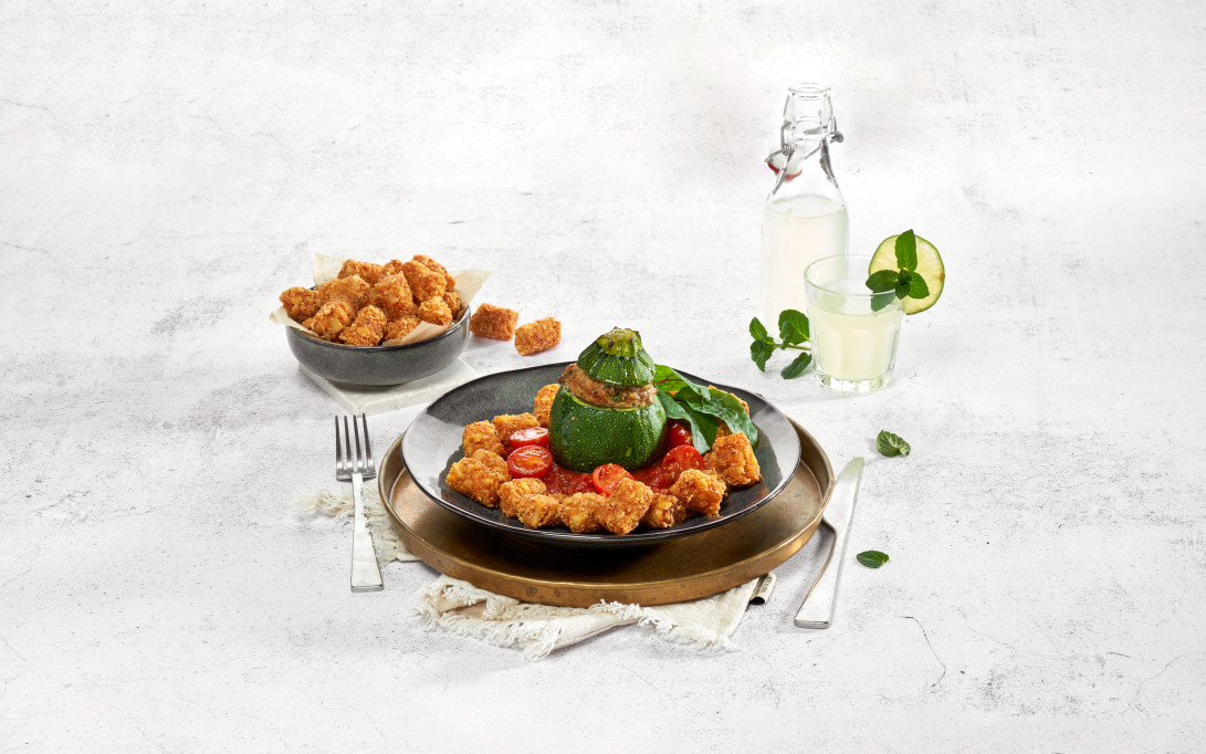 Mini hash brown with chili con mini calabacines rellenos de carne picada y salsa de tomate