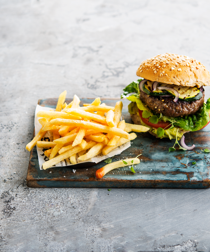 Patatas fritas finas con hamburguesa