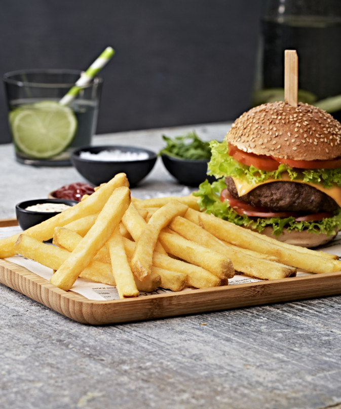 Straight cut fries avec un hamburger