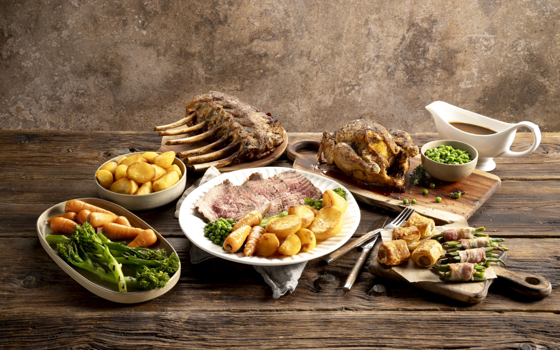 Chef's roasts con roast beef y bimi carbonizado, guisantes a la menta y zanahorias Chantenay