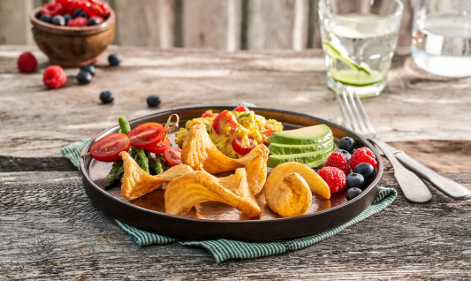 Sidewinders® patatas fritas con tortilla de tomate con aliño de verduras y frutas