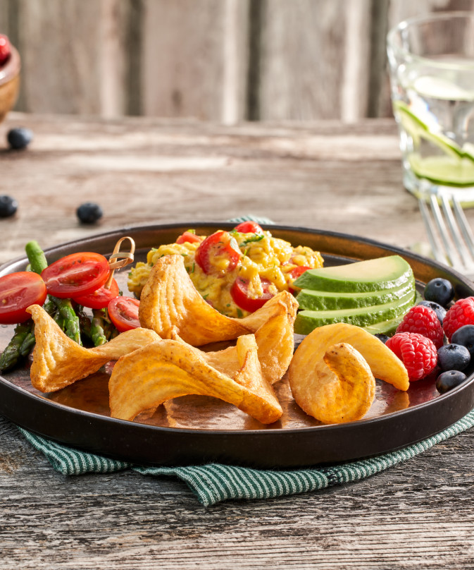 Frites Sidewinders® avec omelette à la tomate avec une vinaigrette de légumes verts et de fruits