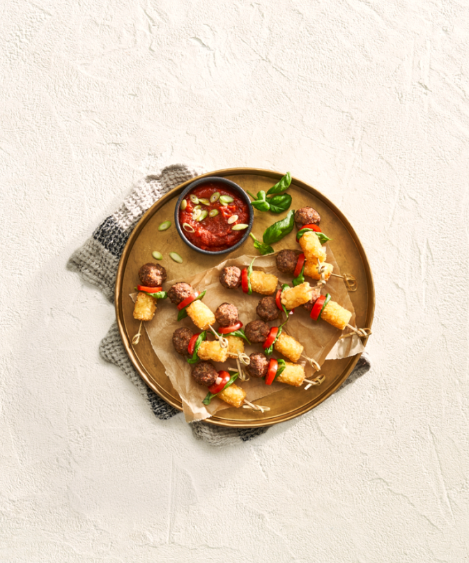 Mini brochettes de pommes de terre rissolées au cheddar avec tomates et boulettes de viande