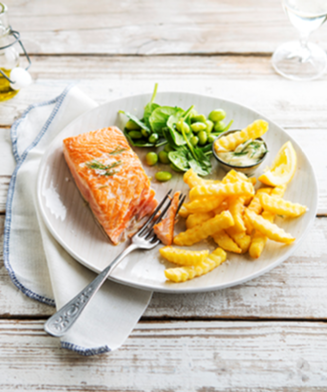 Super crispy crinkle fries met zalm, erwten en spinazie